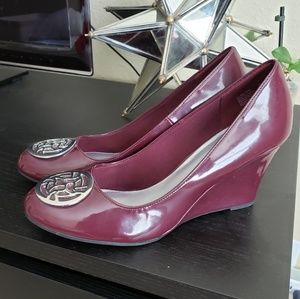 Burgundy shiny wedges